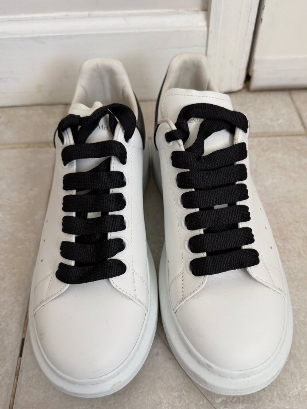 McQueen 553680  Men's Oversized Leather Heel Detail Sneakers